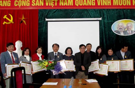 Dong Do University trao kỷ niệm chương 'Vì sự nghiệp giáo dục'